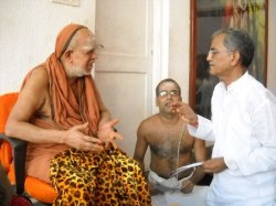 Sri Jayendra Saraswati Swamigal with HJS's Shivaji Vatkat