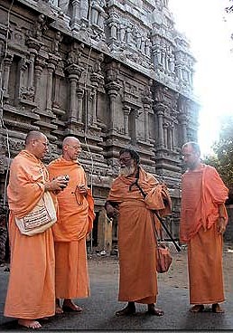 Atma Jyoti priests with Ramananand at Arunachaleswar Temple.