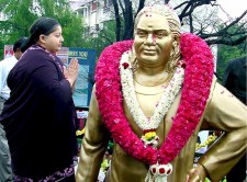 Jayalalithaa garlanding the Pon Muthuramalinga Thevar statue
