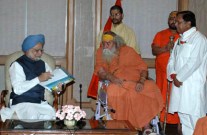 PM Manmohan Singh & Swami Swaroopananda in New Delhi in October 2008.