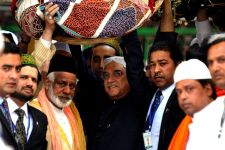 Zardari at the dargarh of Mu'īnuddīn Chishtī