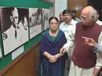 Advani at Jinnah's mausoleum in Karachi
