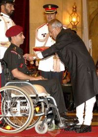 Lt Manish Singh receives Saurya Chakra from President Mukherjee