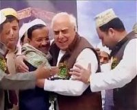 Kejriwal & Kapil Sibal hug at a Dilli mosque!