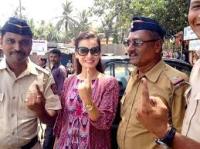 Dia Mirza with Khar policemen after voting.