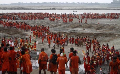 Kanvarias on the Ganga Kanwarias