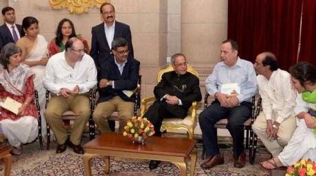 President Mukherjee with journalists at Rashtrapati Bhavan