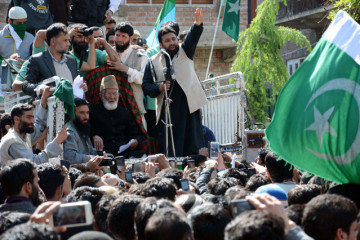 Pakistan flags appear at Syed Ali Shah Geelani's public meeting in Srinagar