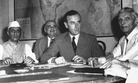 Eleven days before August 15, 1947, Viceroy Lord Louis Mountbatten (center), Jawaharlal Nehru (extreme left) and Mohammad Ali Jinnah (right) prepare for the partition of India and transfer of power from the British Crown. Eleven days before August 15, 1947, Viceroy Lord Louis Mountbatten (center), Jawaharlal Nehru (extreme left) and Mohammad Ali Jinnah (right) prepare for the transfer of power from the British Crown (Photo: AP)