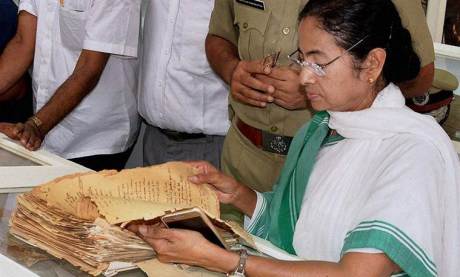 Kolkata: West Bengal Chief Minister Mamata Banerjee & Kolkata Police Commissioner Surajit Purkayastha at the release of the confidential files on Netaji at Kolkata Police Museum in Kolkata on Friday. PTI Photo (PTI9_18_2015_000128B) *** Local Caption ***