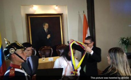 Fabio Raul Amin Saleme, President of the House of Representatives, Congress of Colombia, presented Orden de la Democracia Simon Bolivar award to Sri Sri for his achievements in peace matters through his foundation, Art of Living (25 June 2015). Sri Sri Ravi Shankar