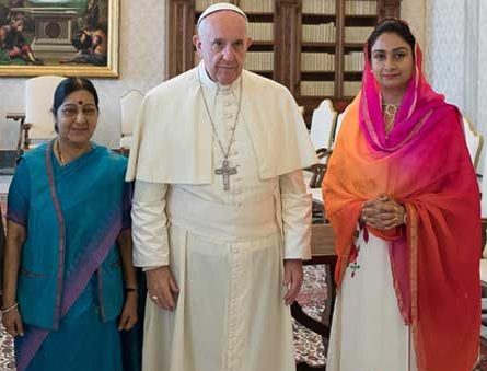 Indian Foreign Minister Sushma Swaraj & Pope Francis at the Vatican (Sept. 2016) Indian Foreign Minister Sushma Swaraj & Pope Francis (Sept. 2016)