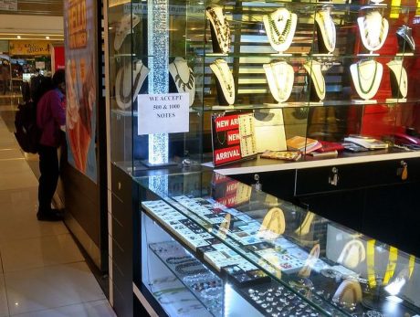 Invalidated old notes accepted in this jewellery shop! Invalidated notes accepted!