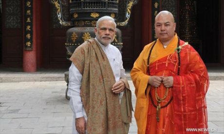 Indian PM Modi with Chinese priest at Daxingshan Buddhist Temple in Xi'an Indian PM Modi with Chinese priest at Daxingshan Buddhist Temple in Xi'an