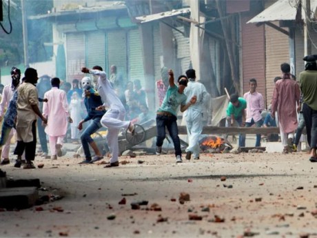 Muslims pelt stones at Sri Ram Yatra in Mulbagal, Karnataka.