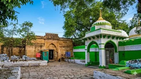 Bhojshala temple entrance on the left, Kamal Maula mosque entance on right.