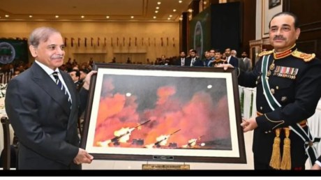 Sharif and Munir display an old Chinese photo claiming it represents Pakistan's victory over India's Op Sindoor. Pakistan News: During a dinner party hosted by Pakistan's Field Marshal and Army Chief Asim Munir, Prime Minister Shehbaz Sharif gifted him a portrait of Operation Bunyan-un-Marsoos. However, the image is taken from a Chinese military exercise dating back four years.